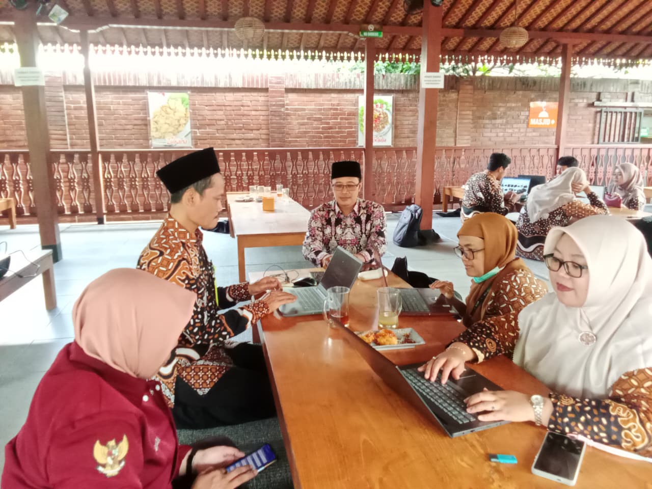 Pastikan Soal Berkualitas, Guru Akidah Akhlak MTsN 9 Bantul Terlibat dalam Editing Soal PAS di MGMP